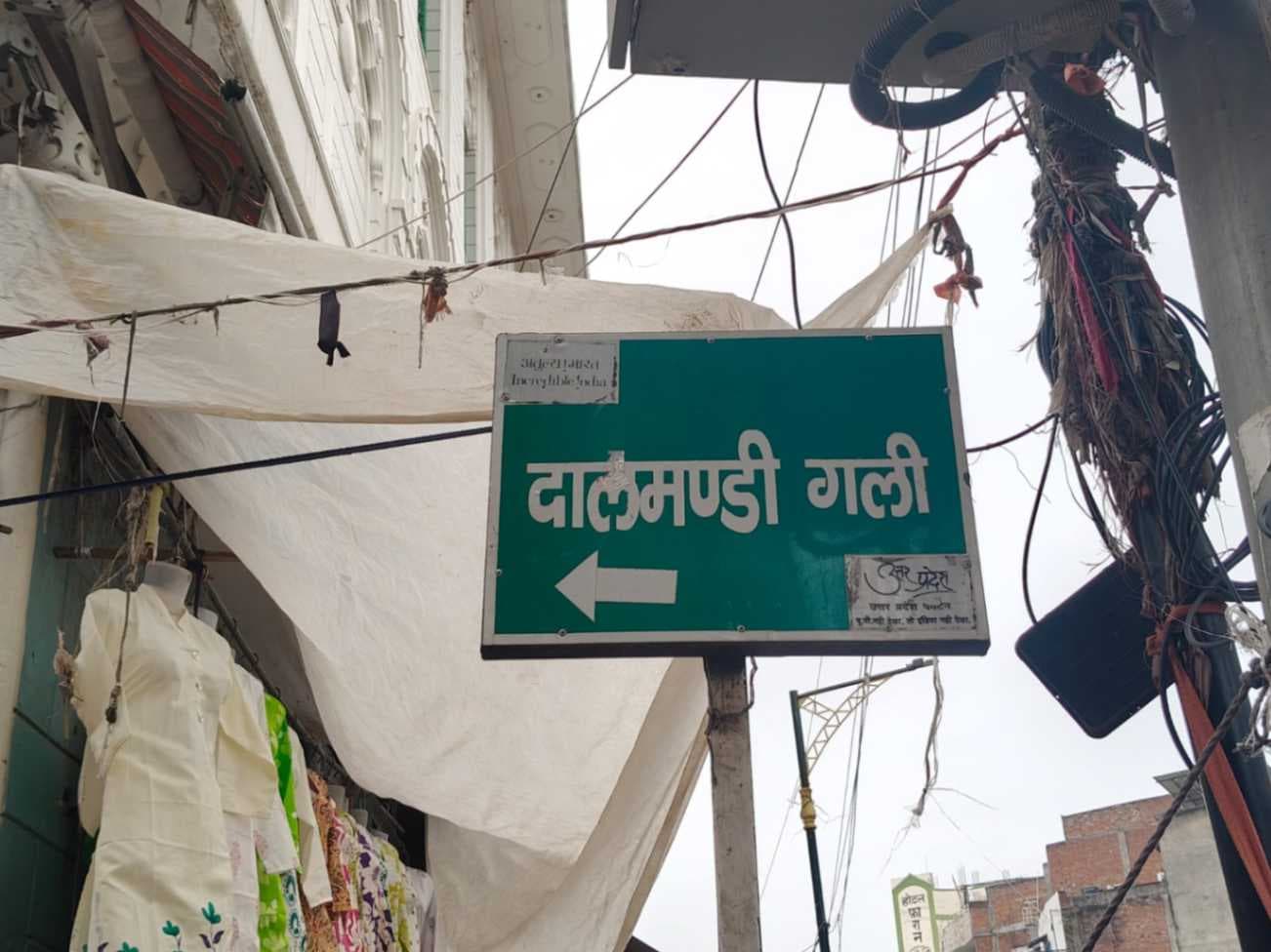 दालमंडी चौड़ीकरण: मुआवजा बढ़ाने की मांग लेकर वीडीए कैंप कार्यालय पहुंचे व्यापारी