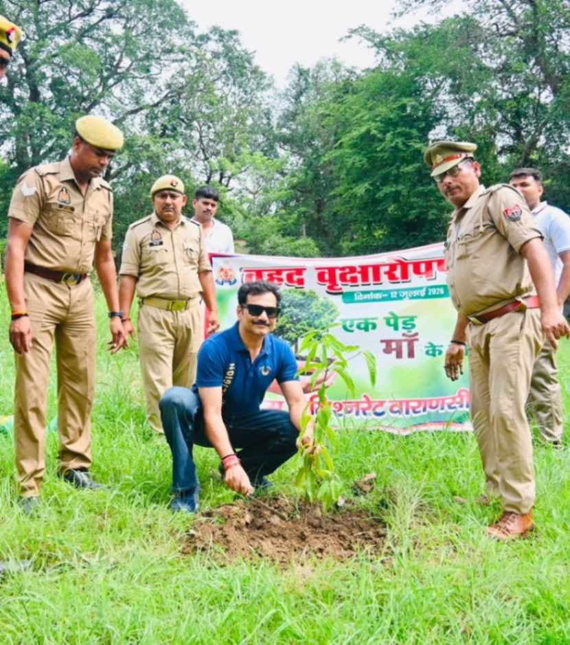 पुलिस कमिश्नर और डीएम ने लगाए पौधे, दिया पर्यावरण संरक्षण का संदेश...