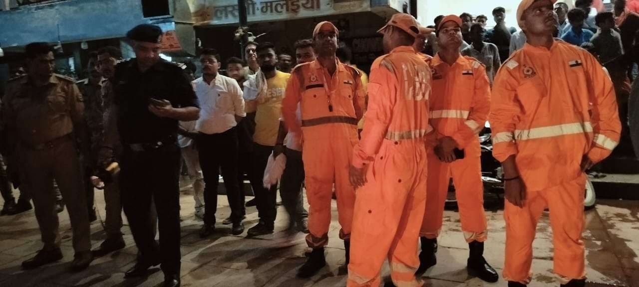 दशाश्वमेध के शीतला घाट पर बंद फ्लैट में आग, शॉर्ट सर्किट से भड़की लपटों पर 15 मिनट में काबू