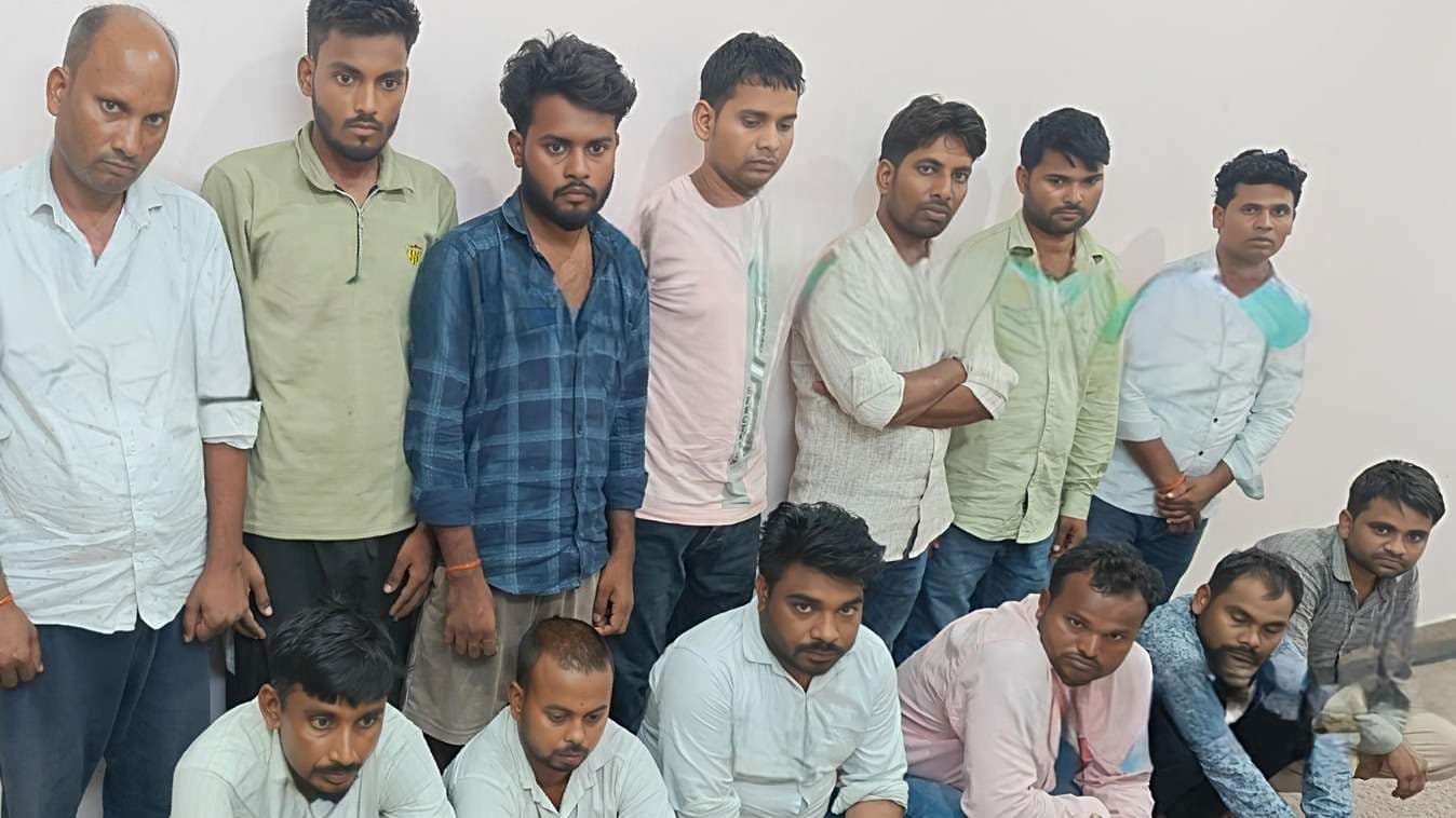 इलेक्ट्रानिक डिवाइस छिपाकर पेपर हल कराने वाले साॅल्वर गिरोह का पर्दाफाश, 13 गिरफ्तार...