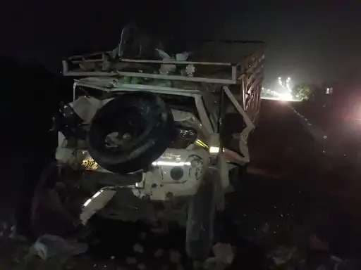 वाराणसी में खड़े ट्रक से टकराई पिकअप, गेट तोड़कर निकाले गए चालक-खलासी