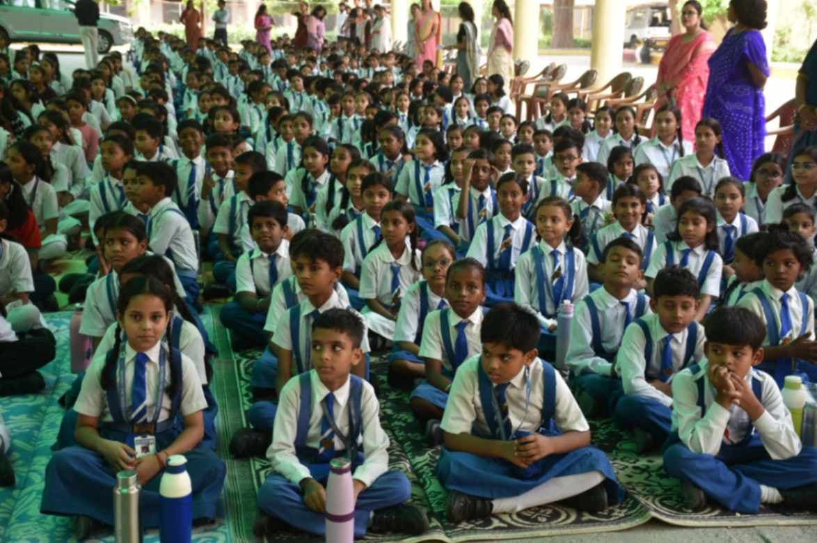 बीएचयू के सेंट्रल हिंदू गर्ल्स स्कूल में छात्राओं को मिली निःशुल्क कार्य पुस्तिकाएं मेधावी विद्यार्थियों का हुआ सम्मान...