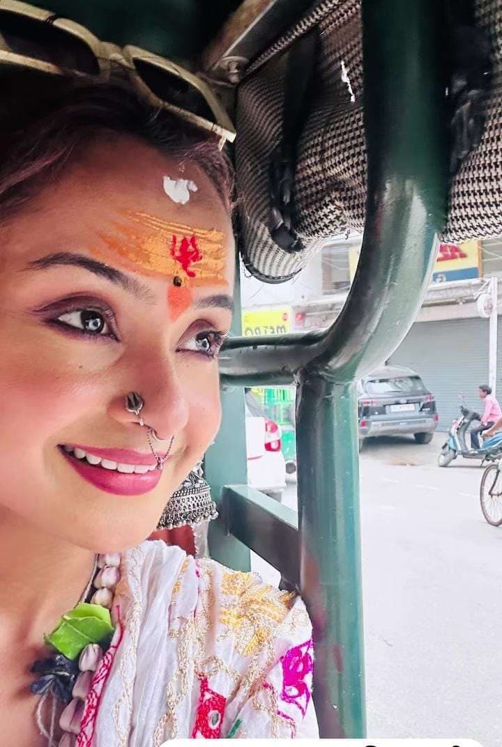 बाबा विश्वनाथ के दरबार पहुंचीं अभिनेत्री इशिता गांगुली