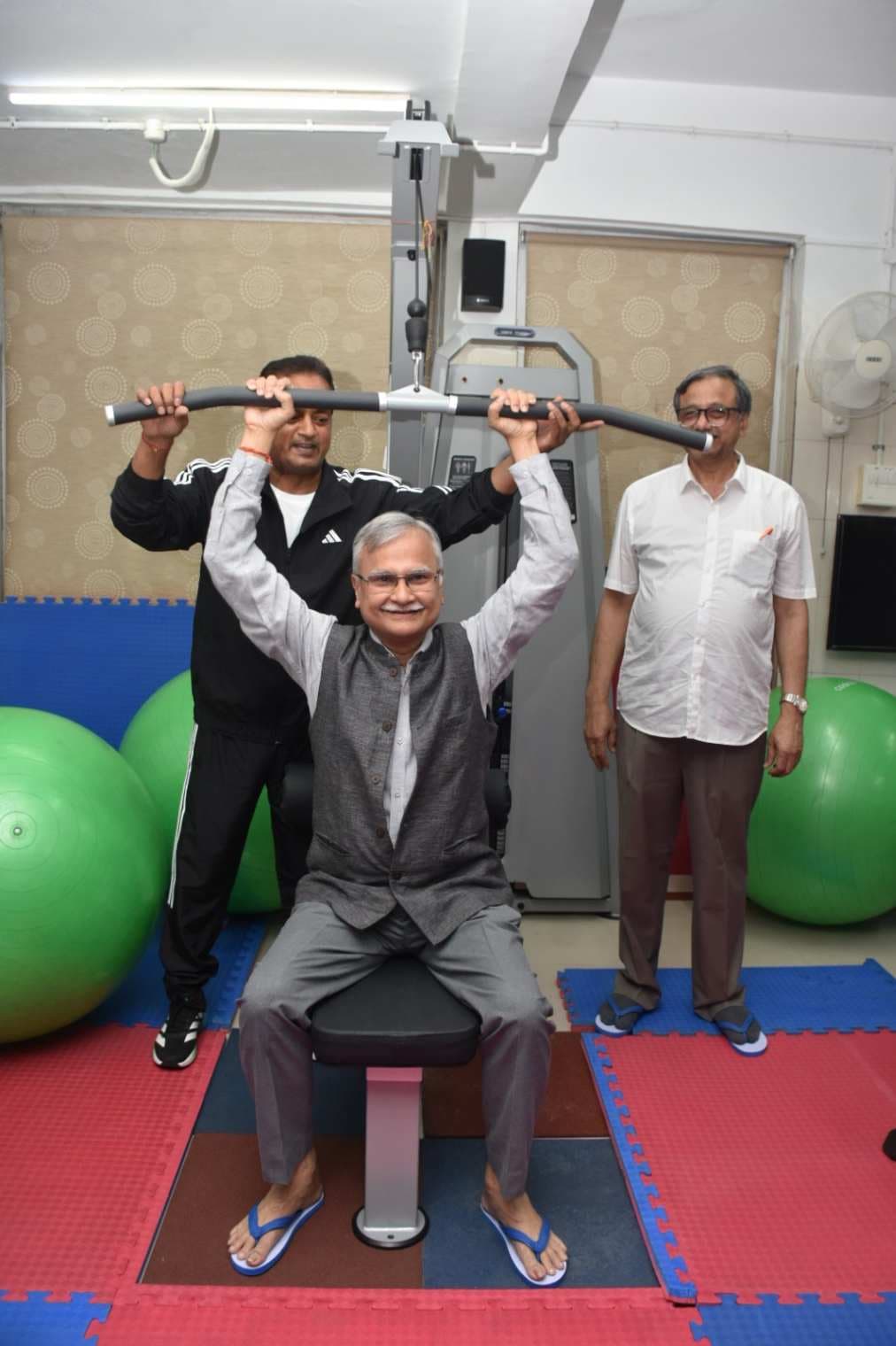 सर सुन्दरलाल चिकित्सालय में स्थित महामना वेलनेस सेंटर में नवीन फिटनेस उपकरणों का उद्घाटन