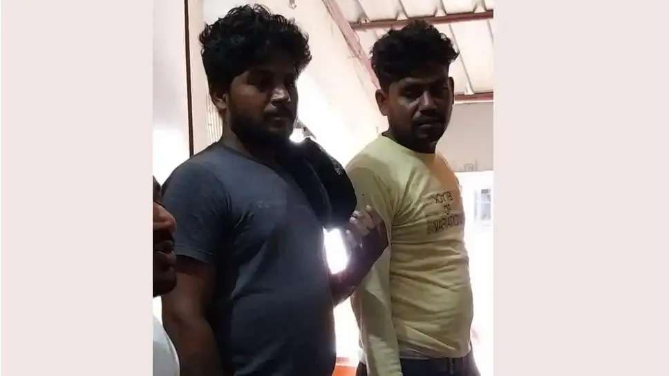 वाराणसी के इस बैंक के बाहर अचानक गोली चलने से अफरा तफरी, युवक घायल