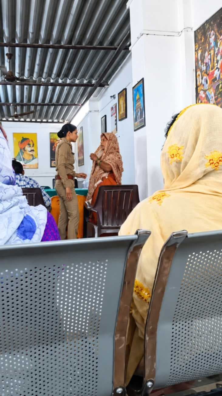 8 सेकेंड में 5 थप्पड़! वाराणसी में फरियादी को पीटते वीडियो वायरल होने पर महिला दरोगा निलंबित...