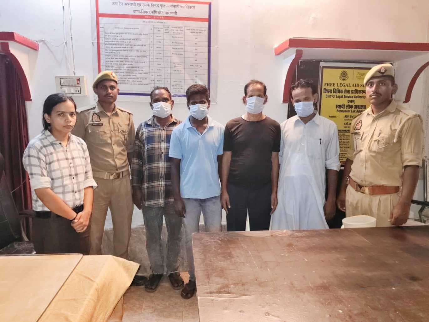 कैंट स्टेशन के बाहर एंटी रोमियो टीम का एक्शन, महिलाओं से अश्लील हरकत करने के आरोप में 6 गिरफ्तार...