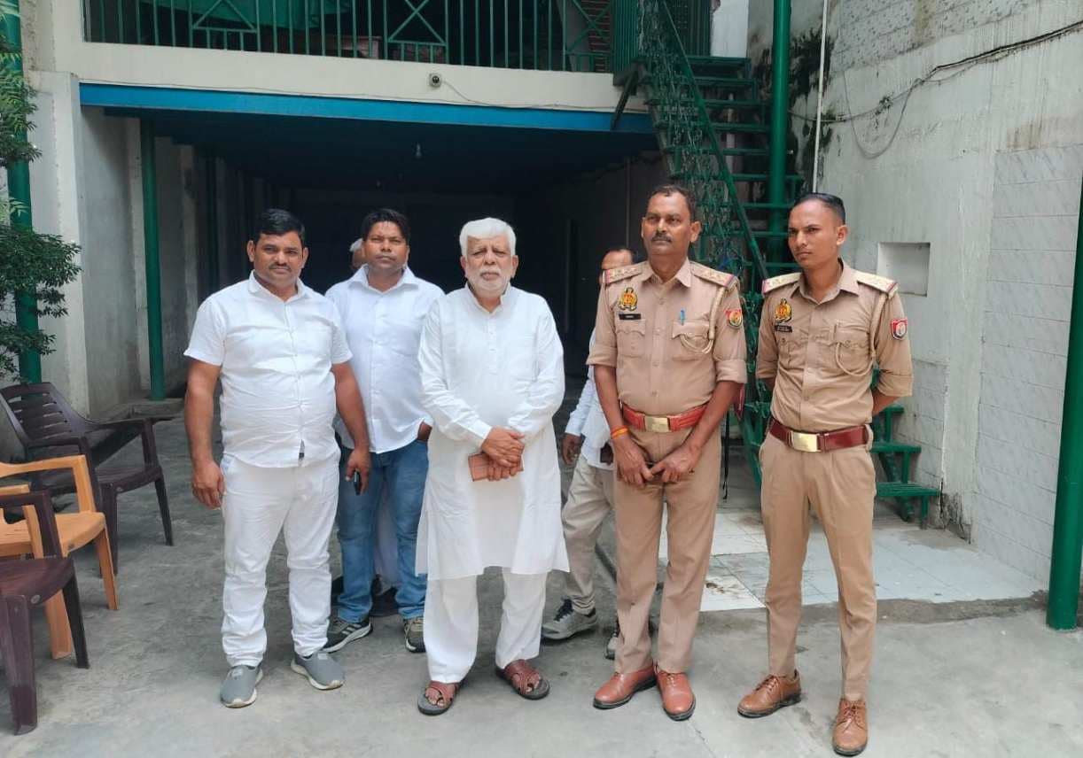 नीट पेपर लीक के विरोध को लेकर सपा-कांग्रेस नेताओं को किया नजरबंद