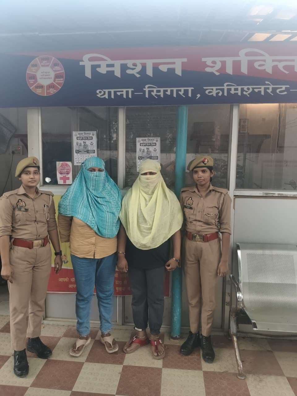 कैंट स्टेशन के सामने अश्लील इशारे कर राहगीरों को परेशान करने वाली दो महिलाएं गिरफ्तार