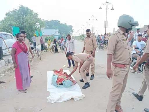 छत पर सो रहे व्यक्ति का शव घर के आंगन में मिला, परिजनों ने सुनाई ये कहानी