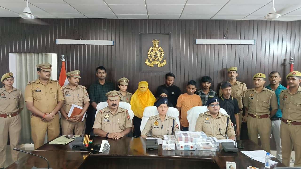 वाराणसी में साइबर ठगों के बैंक खाता गैंग का भंडाफोड़, महिला सरगना और पोस्टमैन समेत 6 गिरफ्तार...