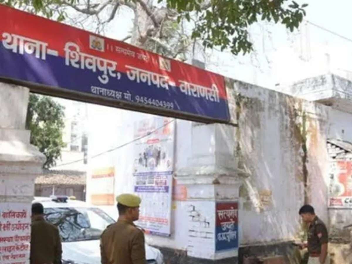 वाराणसी में हवाई फायरिंग करने वाले को पब्लिक ने पुलिस को सौंपा, पिस्टल और कारतूस बरामद...
