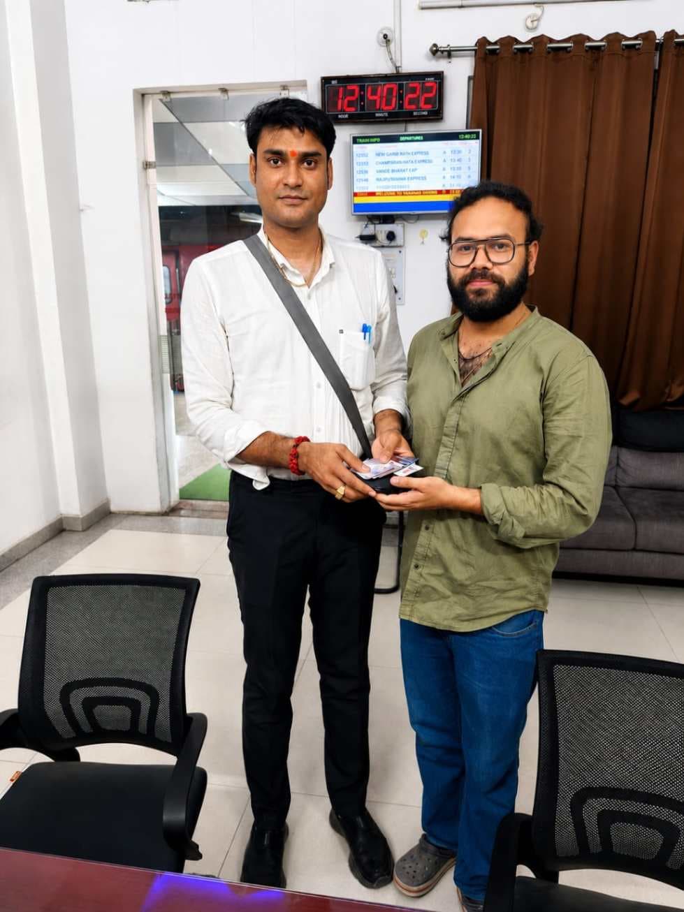 वाराणसी मंडल के रेलकर्मियों ने लौटाया यात्री का खोया पर्स,नकदी समेत सभी दस्तावेज मिले सुरक्षित...