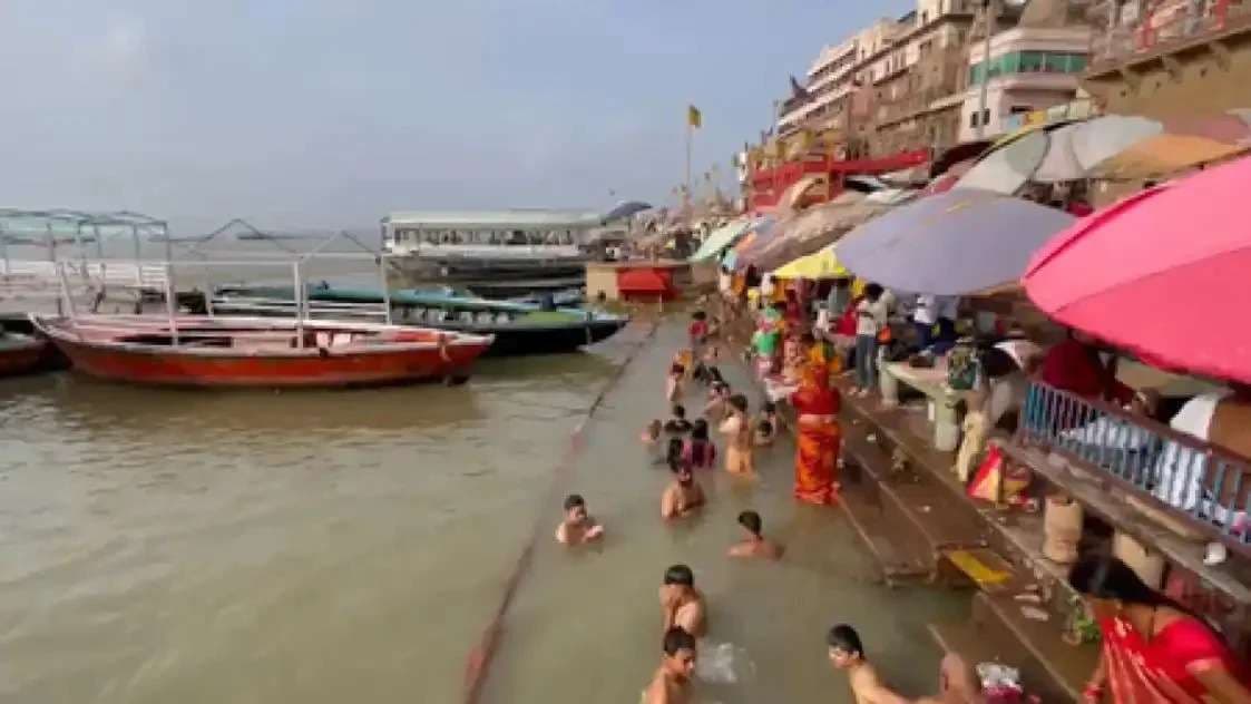 गुरु पूर्णिमा पर आस्था में डूबी काशी, मठों, आश्रम और घाटों पर उमड़े श्रद्धालु...
