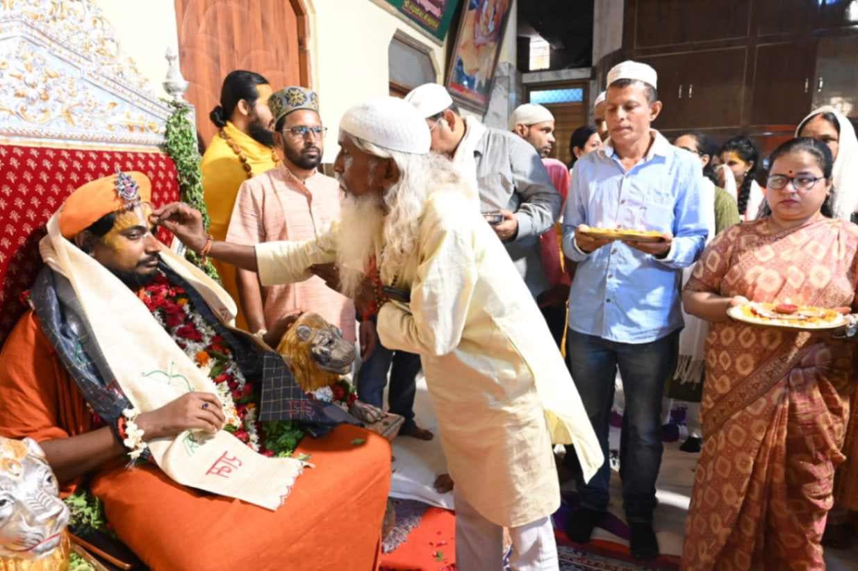 काशी में मुस्लिम शिष्यों ने उतारी अपने गुरु की आरती, पातालपुरी मठ के पीठाधीश्वर ने सभी को दिया आशीर्वाद