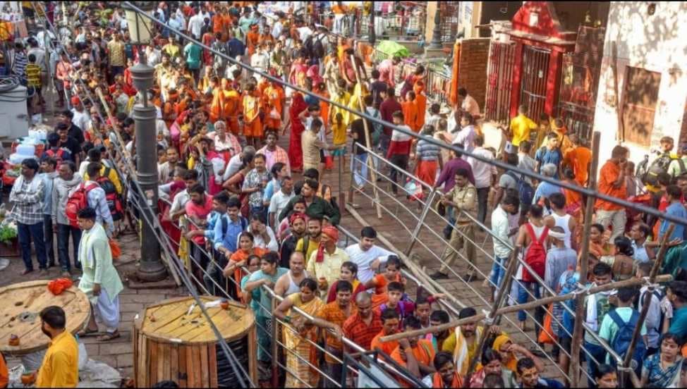 सावन के प्रथम दिन पर बाबा विश्वनाथ की नगरी में उमड़ा आस्था का सैलाब...