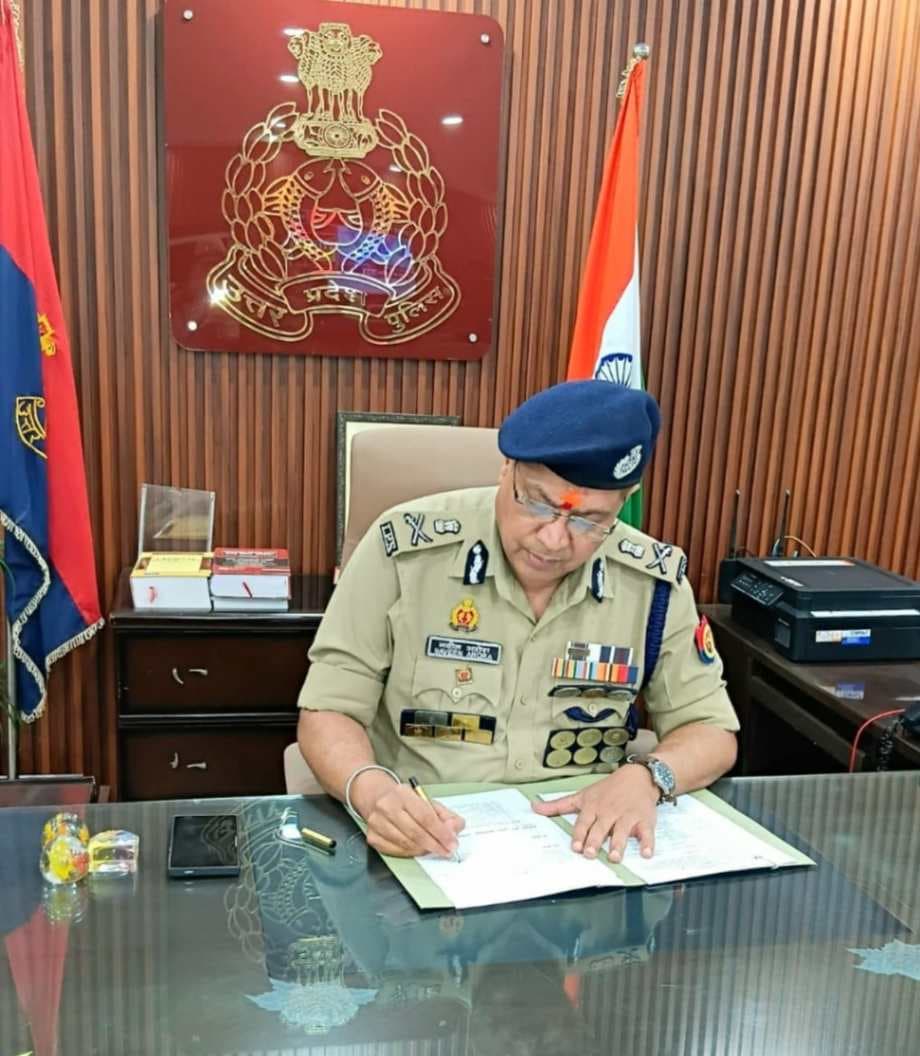 वाराणसी जोन के नवागत एडीजी ने कार्यभार संभाला दिए निर्देश...