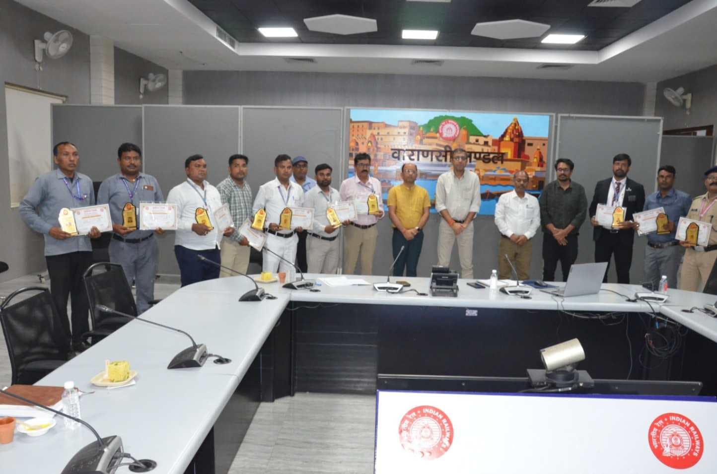 वाराणसी मंडल के 11 रेलकर्मी 'एक्सीलेंस अवार्ड' से सम्मानित, डीआरएम ने सराहा उत्कृष्ट कार्य...
