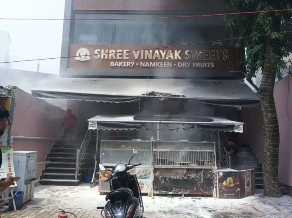 वाराणसी में मिठाई की दुकान में आग लगने से भारी क्षति, सामने आई यह वजह...