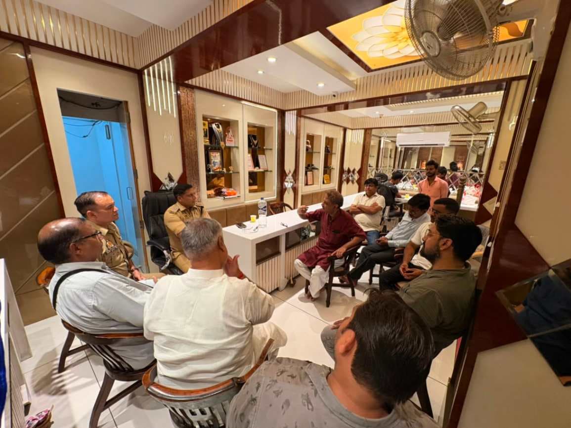 27 किलो चांदी टप्पेबाजी के बाद पुलिस अलर्ट, एसीपी ने सर्राफा बाजार की सुरक्षा व्यवस्था का लिया जायजा...