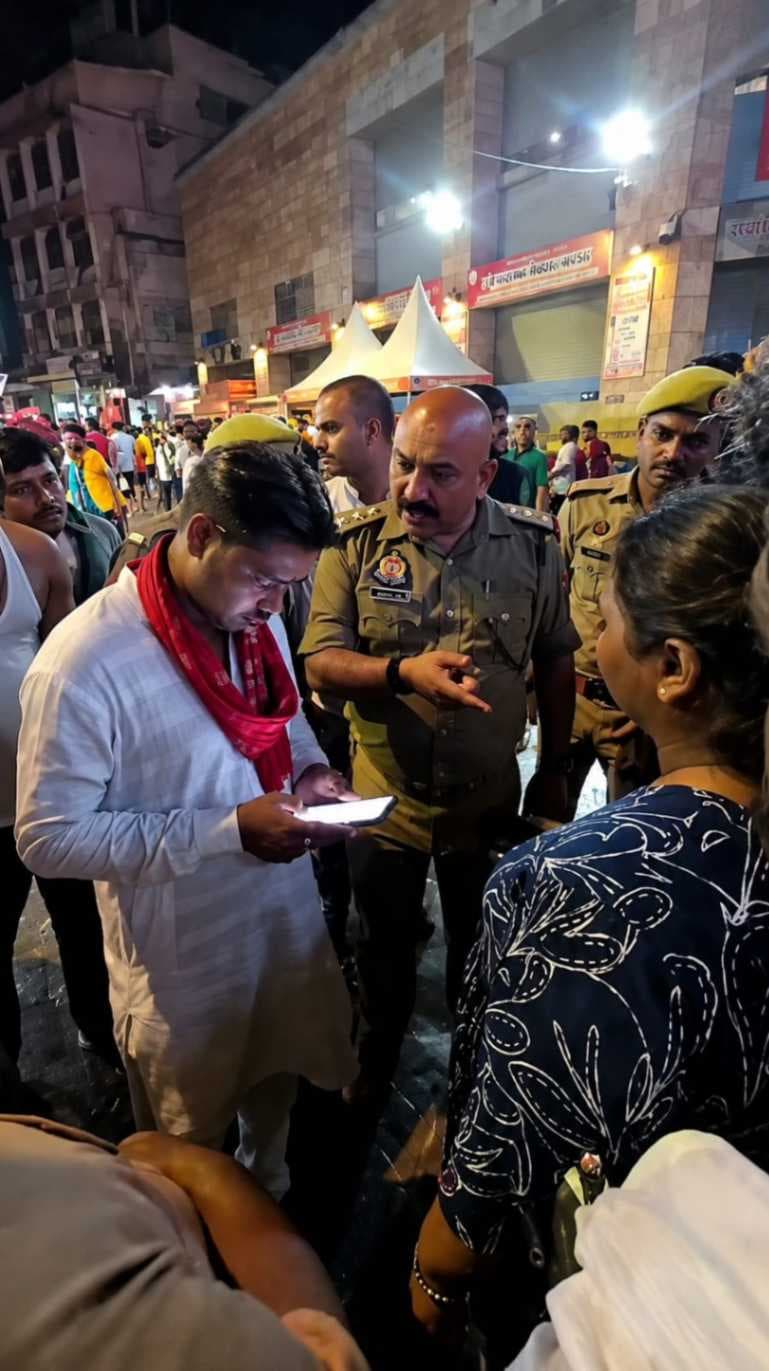 काशी विश्वनाथ मंदिर में सुगम दर्शन के नाम पर महिला श्रद्धालु से चार हजार की ठगी , आरोपी गिरफ्तार...