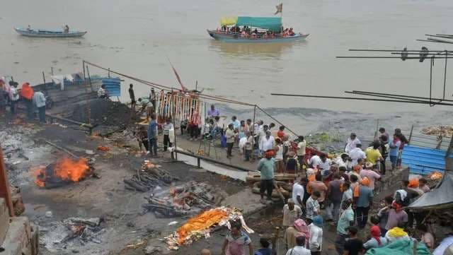 वाराणसी में अंतिम संस्कार स्थल तक पहुंचा गंगा का जलस्तर, शवदाह को करना पड़ रहा इंतजार...