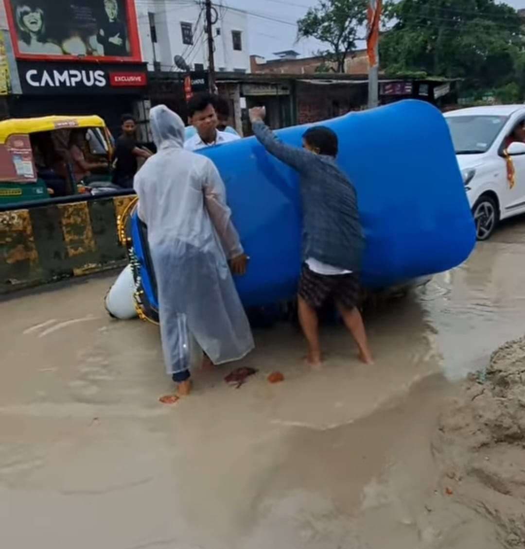 वाराणसी में गड्ढा मुक्त सड़क का दावा खोखला, व्यस्त मार्ग पर पलट रहे वाहन