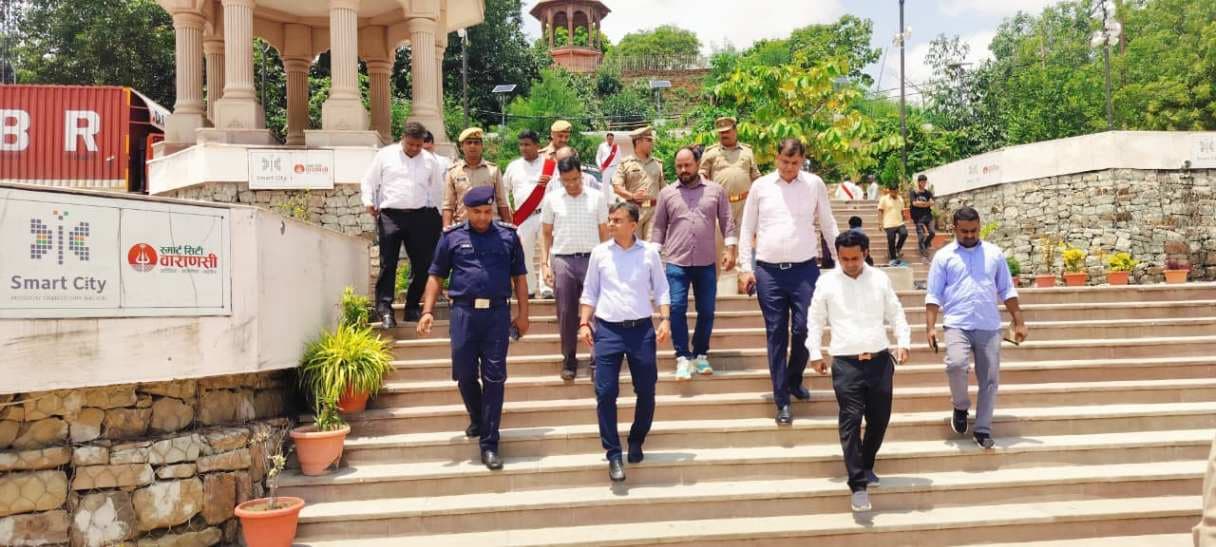 जिलाधिकारी ने एनडीआरएफ की नाव से गंगा एवं वरुणा नदी के संभावित बाढ़ प्रभावित क्षेत्रों का किया स्थलीय निरीक्षण
