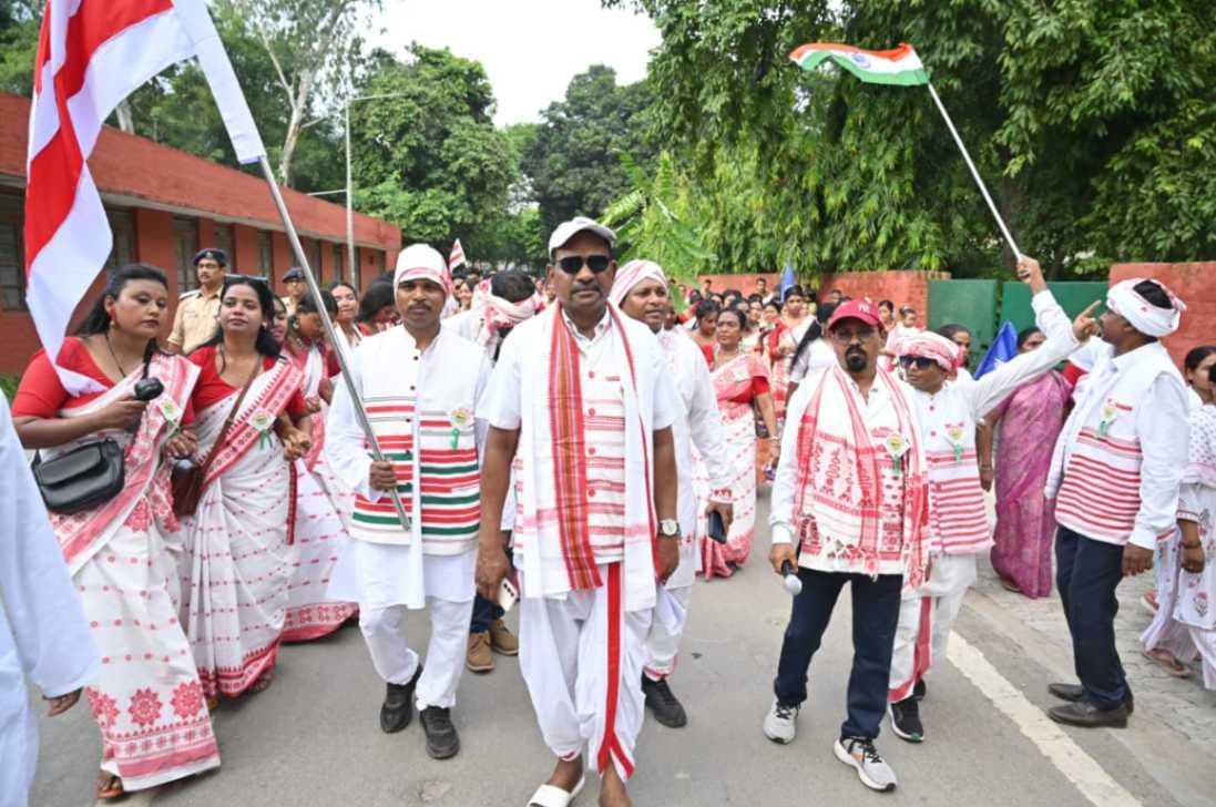 विश्व आदिवासी दिवस पर बरेका में निकली भव्य शोभायात्रा, पारंपरिक वेशभूषा में दिखी संस्कृति की झलक