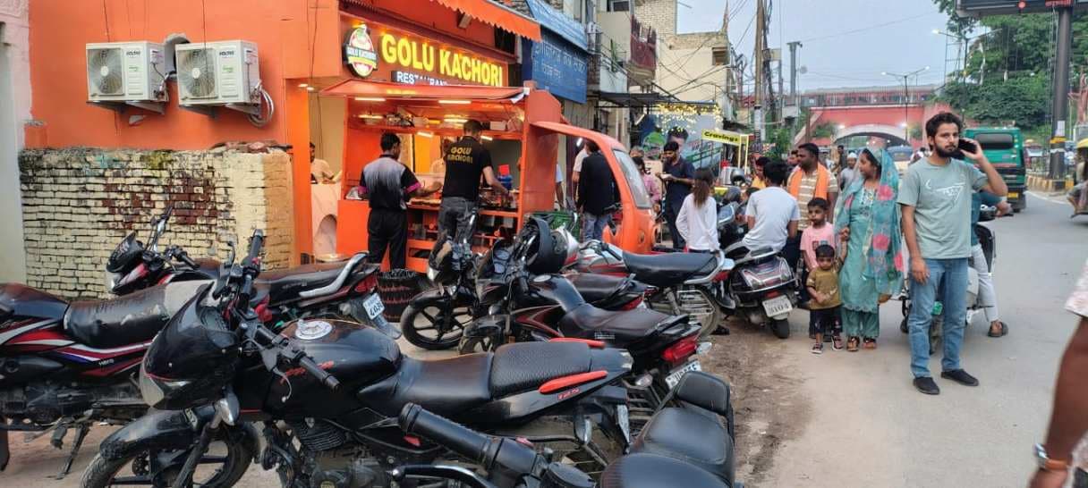 सुरक्षित आवाजाही पर संकट: पाथवे कब्जाकर सजा दिया रेस्टोरेंट, सड़क बनी पार्किंग