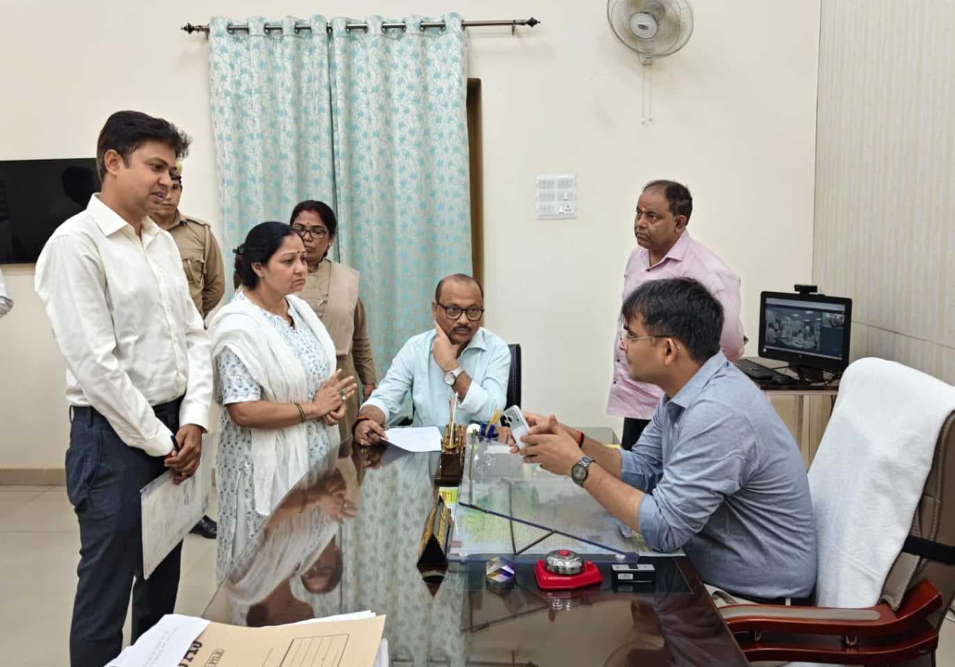 जिलाधिकारी ने जनता दर्शन में सुनी शिकायतें, समय सीमा में संतुष्टिपरक निस्तारण के दिए निर्देश