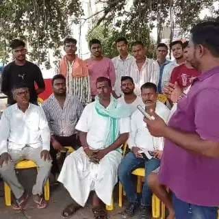 वाराणसी में नाविकों का विरोध, बोले- जलस्तर कम फिर भी बंद किया गया संचालन