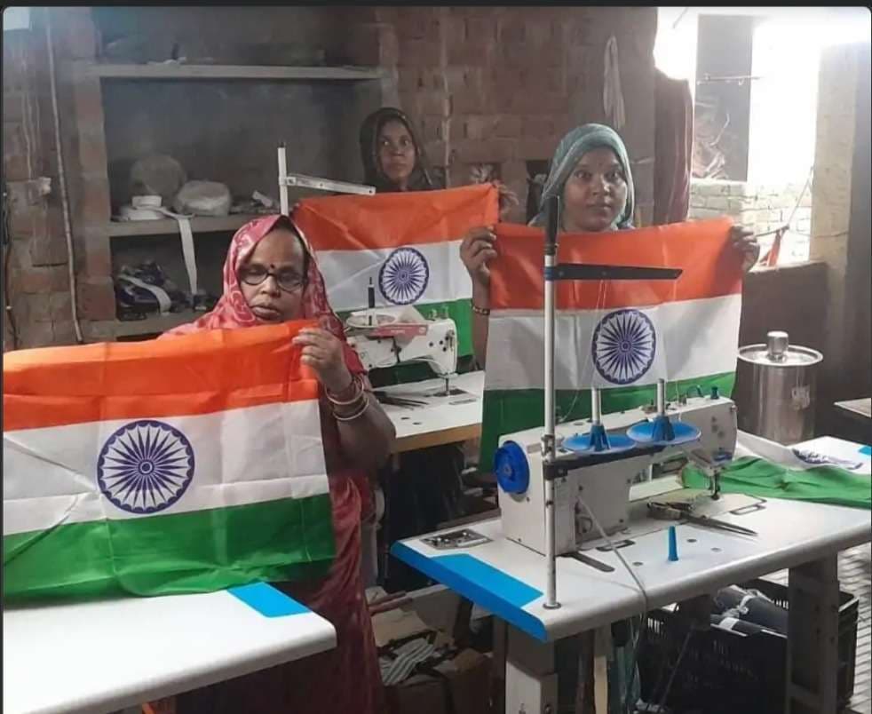 वाराणसी में महिलाएं तैयार कर रहीं लाखों तिरंगे, आत्मनिर्भर भारत के तहत हो रहीं सशक्त