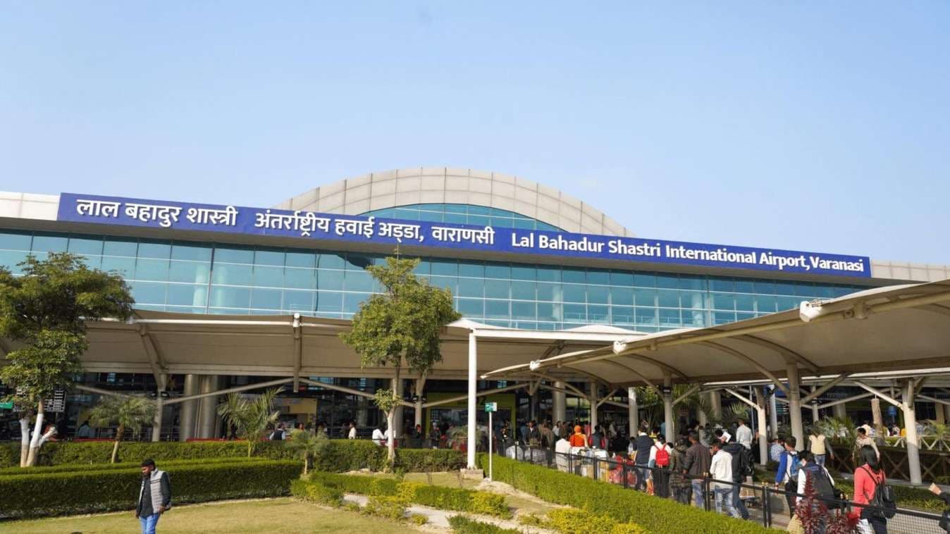 वाराणसी के लाल बहादुर शास्त्री अंतरराष्ट्रीय हवाई अड्डे पर चली गोली, 2 लोग घायल