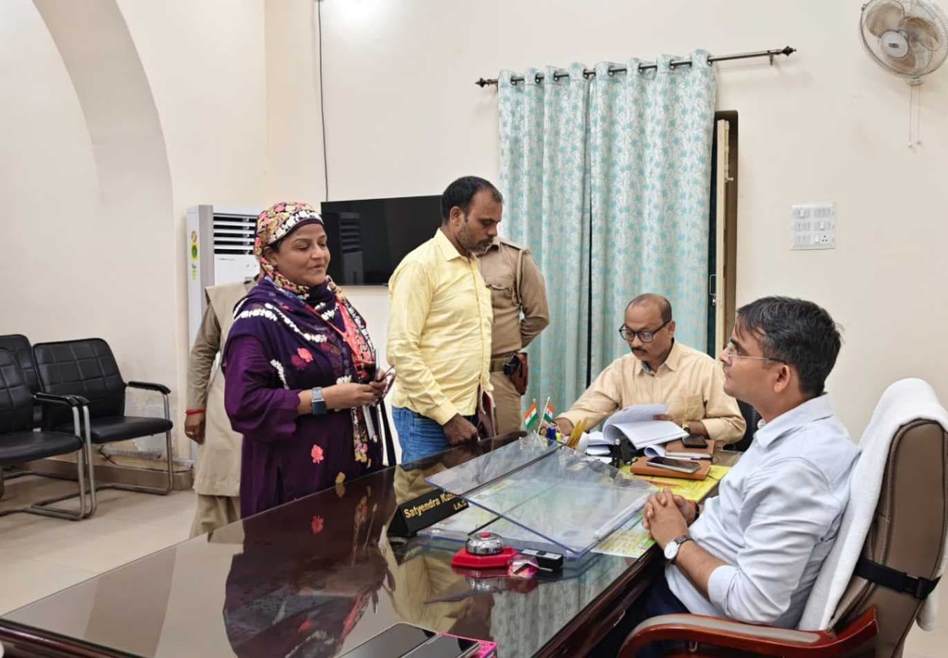 जनता दर्शन में जिलाधिकारी ने सुनीं फरियादियों की समस्याएं, दिए त्वरित कार्रवाई के निर्देश