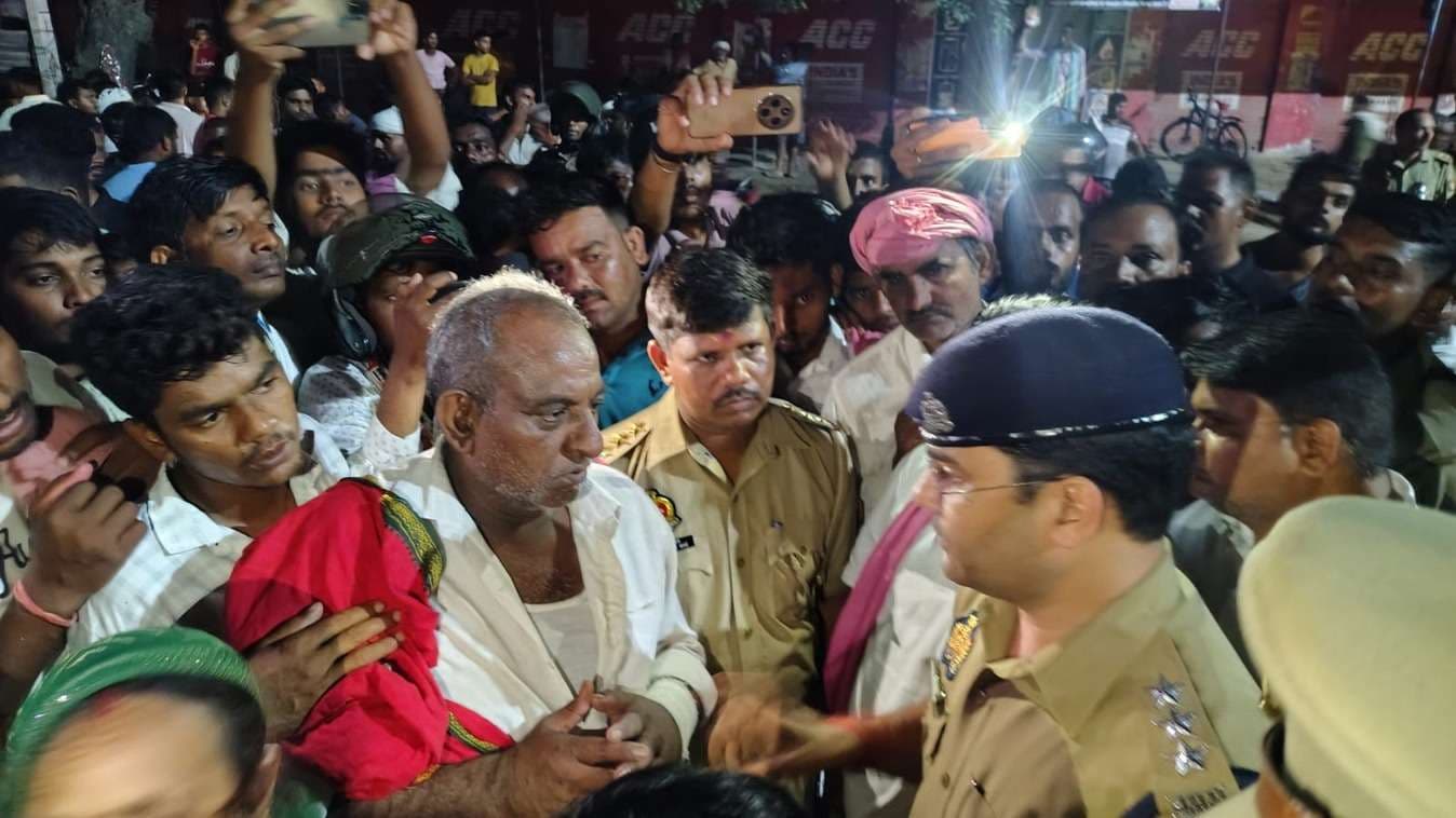 वाराणसी में भूमि के विवाद को लेकर मारपीट में घायल की मौत, दो घंटे तक चक्काजाम