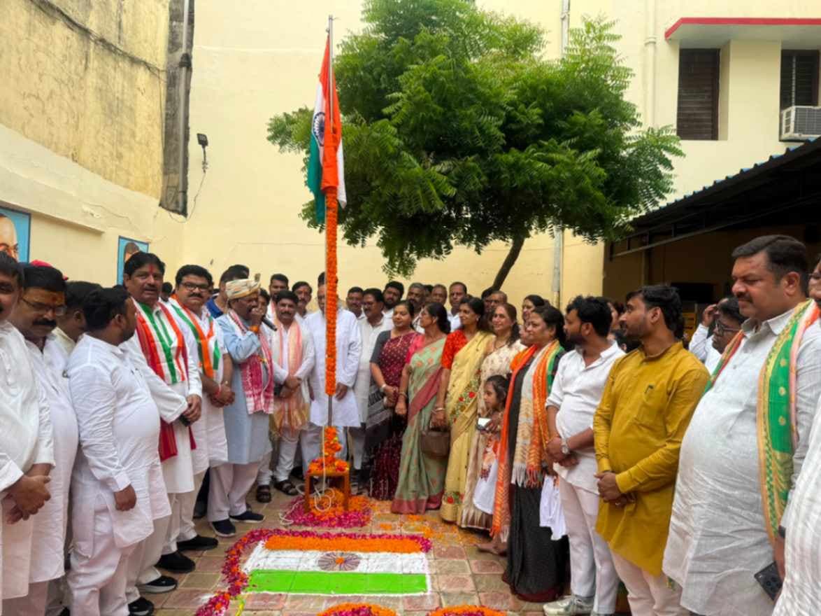भाजपा महानगर कार्यालय पर फहराया गया तिरंगा, शहीदों को किया नमन...