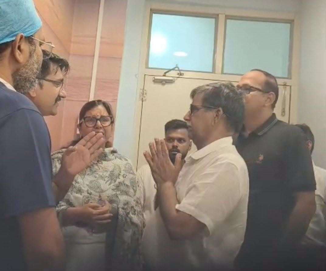 कुत्ता काटने से घायल मासूम से चार दिन बाद मिलने पहुंची प्रो. श्रद्धा, परिजनों के सामने जोड़ा हाथ