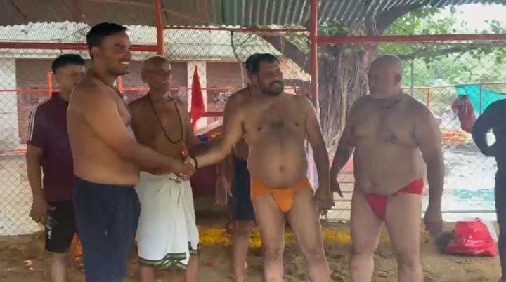 सपा और भाजपा नेता अखाड़े में भिड़े, बराबरी पर छूटा मुकाबला