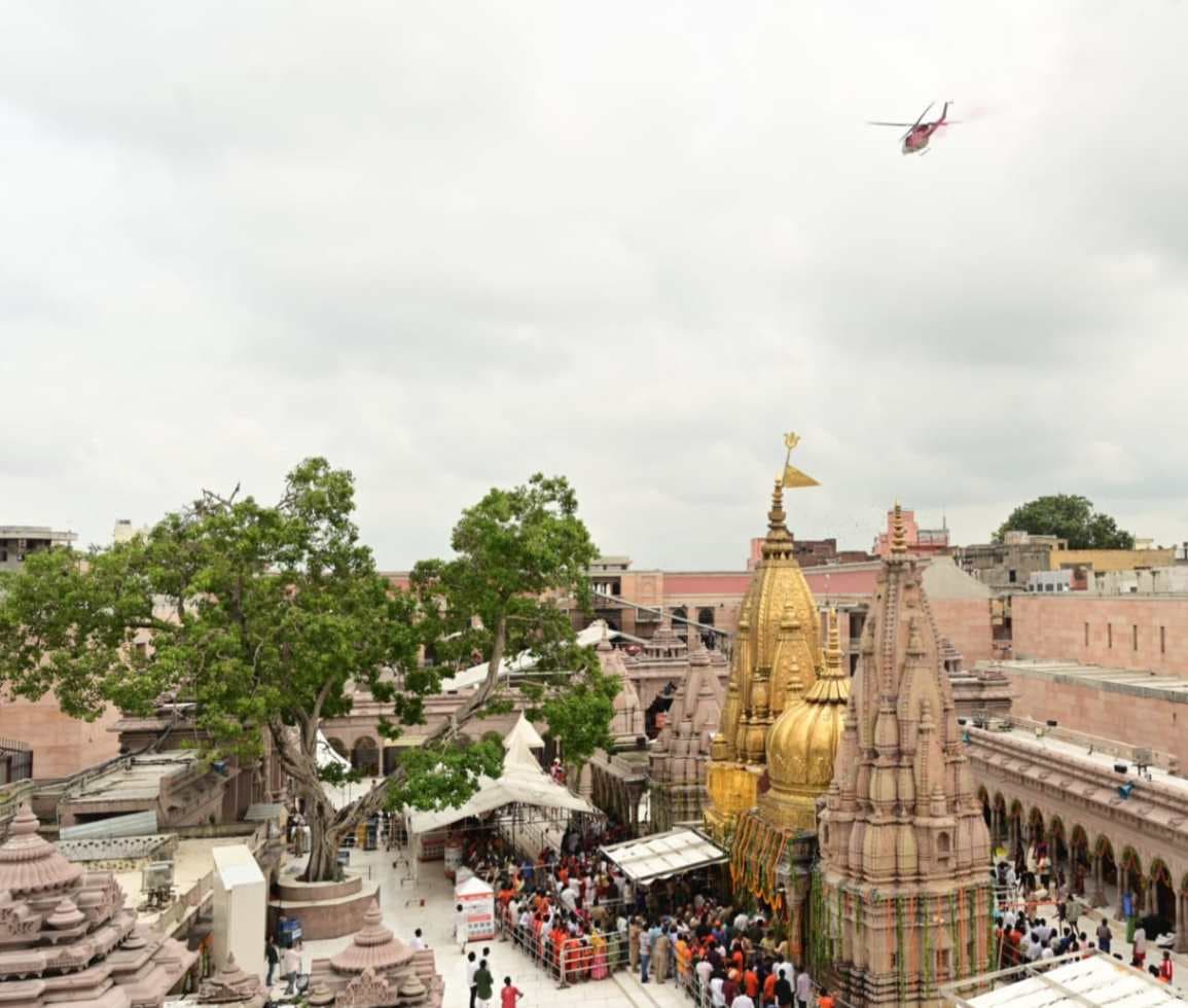 काशी में शिवभक्तों पर हेलिकॉप्टर से हुई पुष्पवर्षा, हर-हर महादेव के जयघोष से गूंजा आसमान