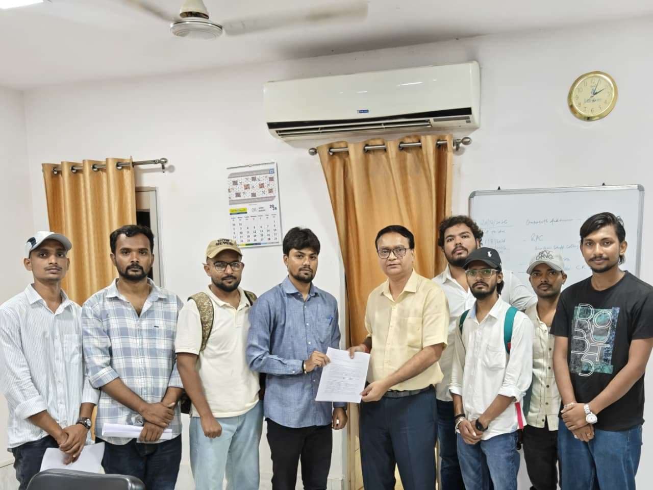 नाबालिग बच्चे पर कुत्ते के हमले के मामले में छात्रों की कुलसचिव से वार्ता सकारात्मक