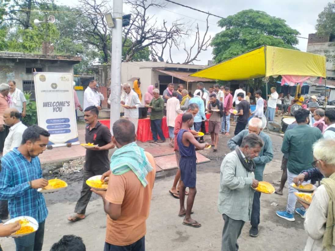 चंदासी कोल मार्केट में लायंस क्लब डायमंड का भंडारा, हजारों ने ग्रहण किया प्रसाद