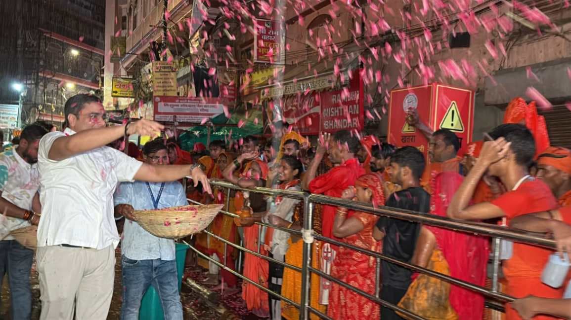 काशी विश्वनाथ धाम में तीसरे सोमवार को कांवड़ियों पर हुई पुष्पवर्षा, उमड़ा आस्था का सैलाब