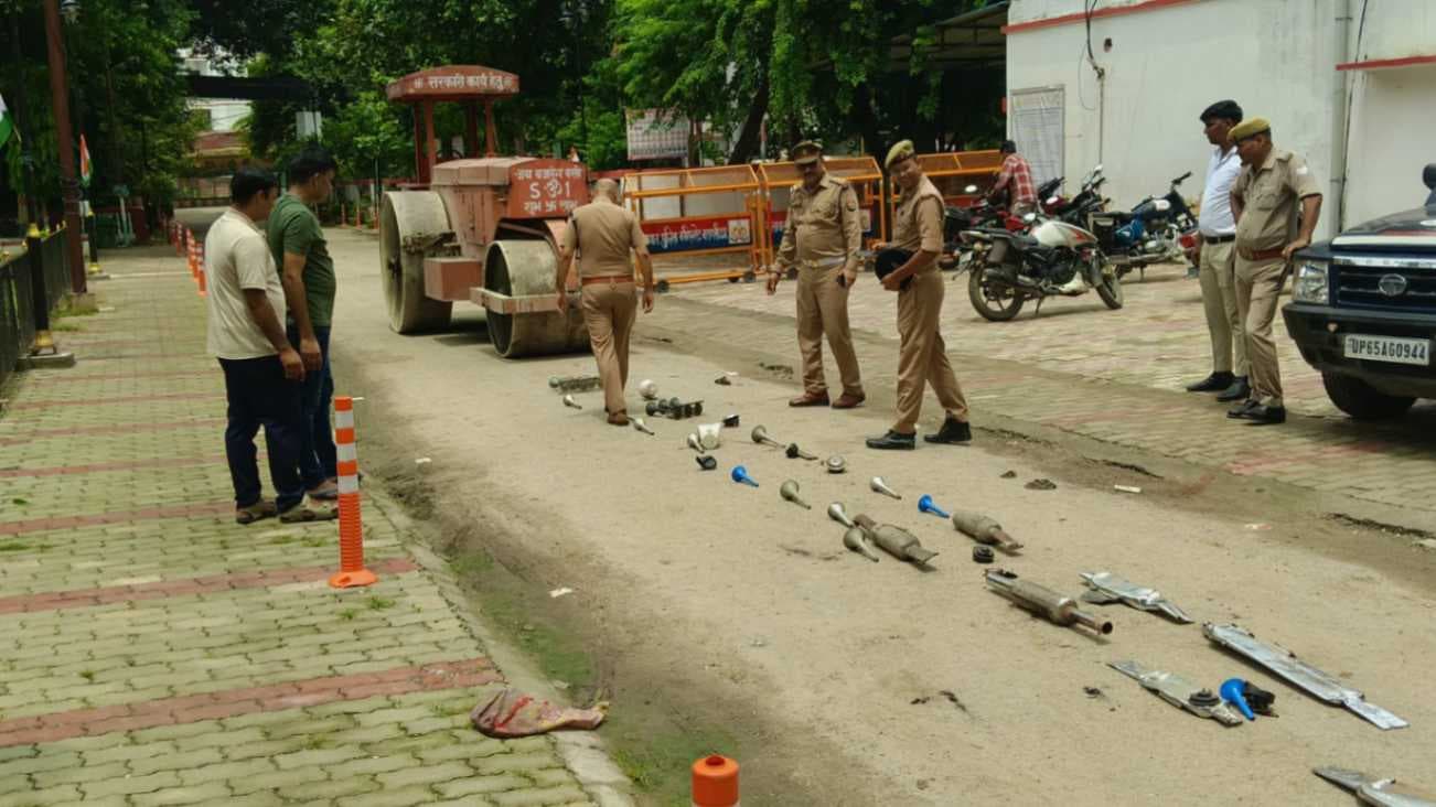 रोड रोलर से नष्ट किए गए 37 मॉडिफाइड साइलेंसर, 95 प्रेशर हॉर्न और 48 हूटर-सायरन.