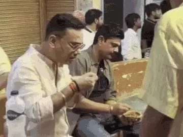 अभिनेता अमित सियाल ने खाई काशी की मशहूर हींग कचौड़ी, विधायक नीलकंठ तिवारी के साथ घूमे गलियों में