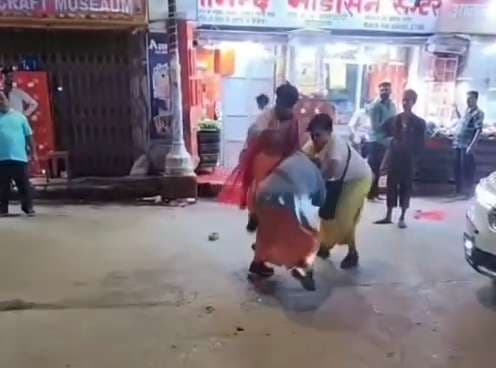 काशी विश्वनाथ मंदिर के गेट नंबर चार के पास चंदन टीका लगाने वालों में विवाद, तीन पर कार्रवाई