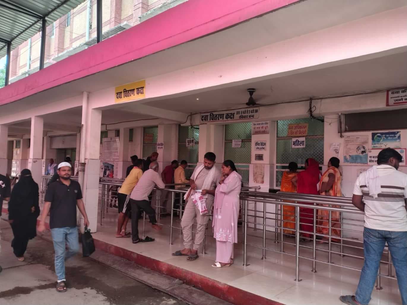 मंडलीय अस्पताल में छोटी पर्ची पर डॉक्टरों का बड़ा खेल ...