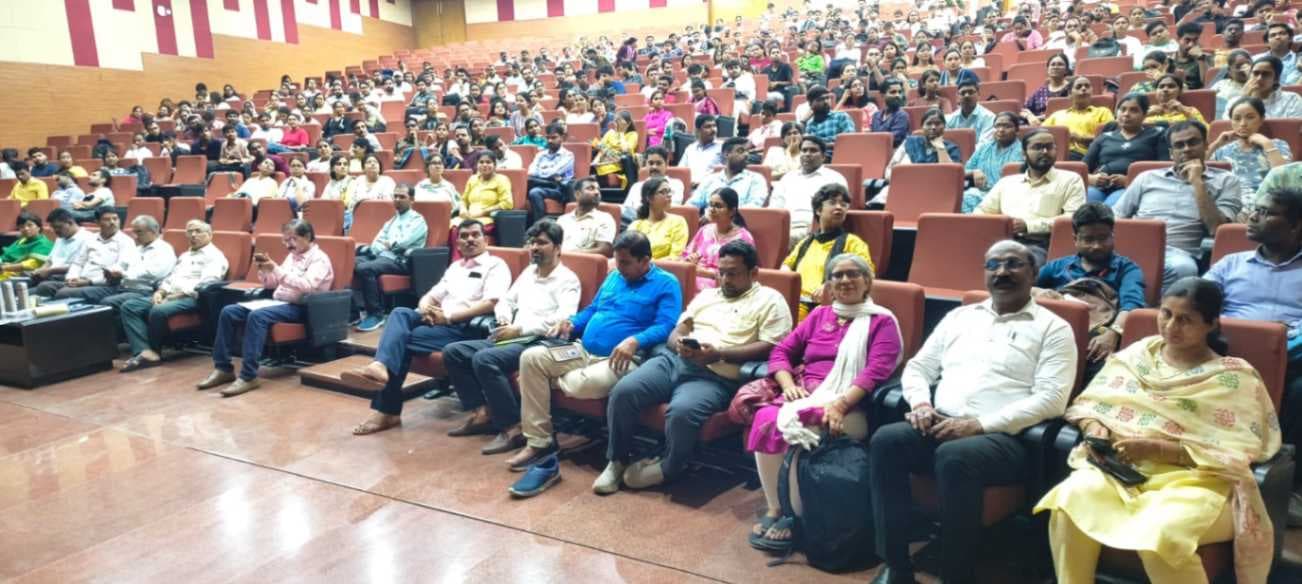 शिक्षा संकाय में विद्यार्थियों से संवाद, शैक्षणिक और सह-पाठ्यचर्या गतिविधियों में भागीदारी का आह्वान