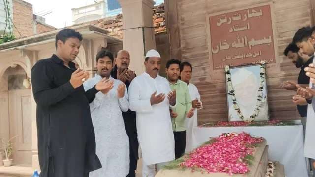 वाराणसी में 20वीं पूण्यतिथि पर याद आए भारत रत्न उस्ताद बिस्मिल्लाह खान, शहनाई बजाकर दी श्रद्धांजलि