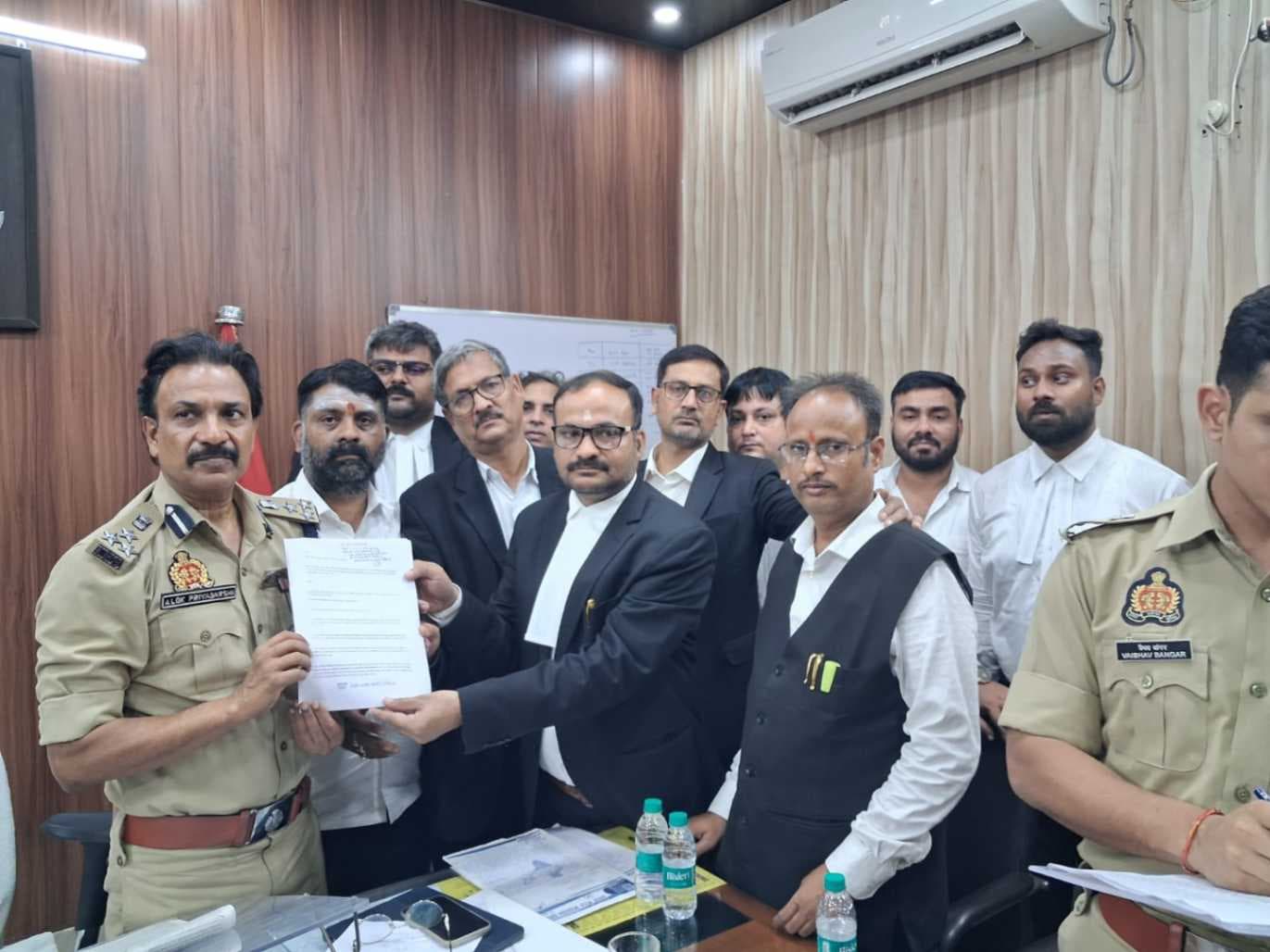 चंदन टीका मामले में पुलिस की उठक-बैठक पर भड़के अधिवक्ता, एसीपी को सौंपा ज्ञापन